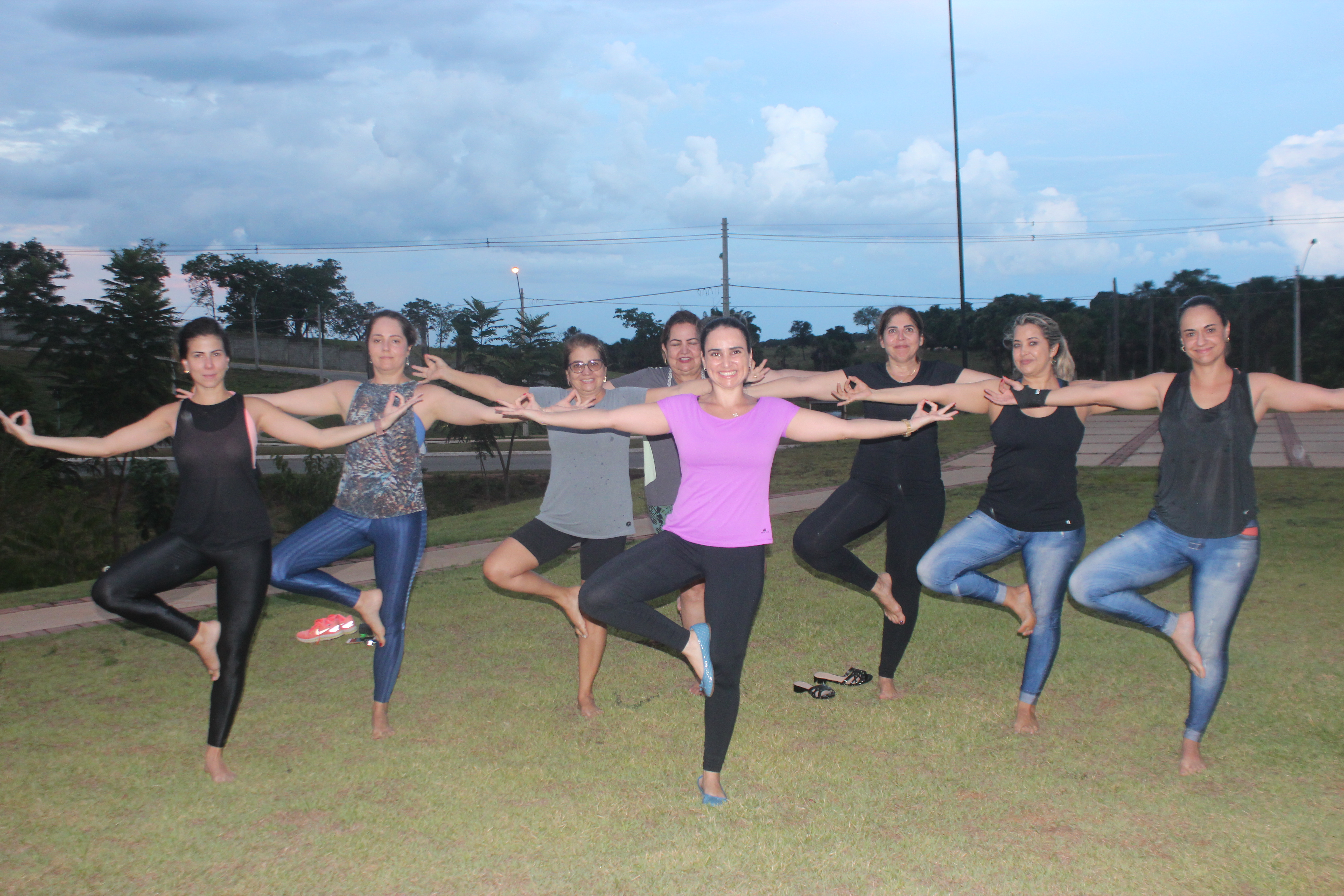 Moradores do Condomínio Vivalle têm aulas de yoga gratuitamente