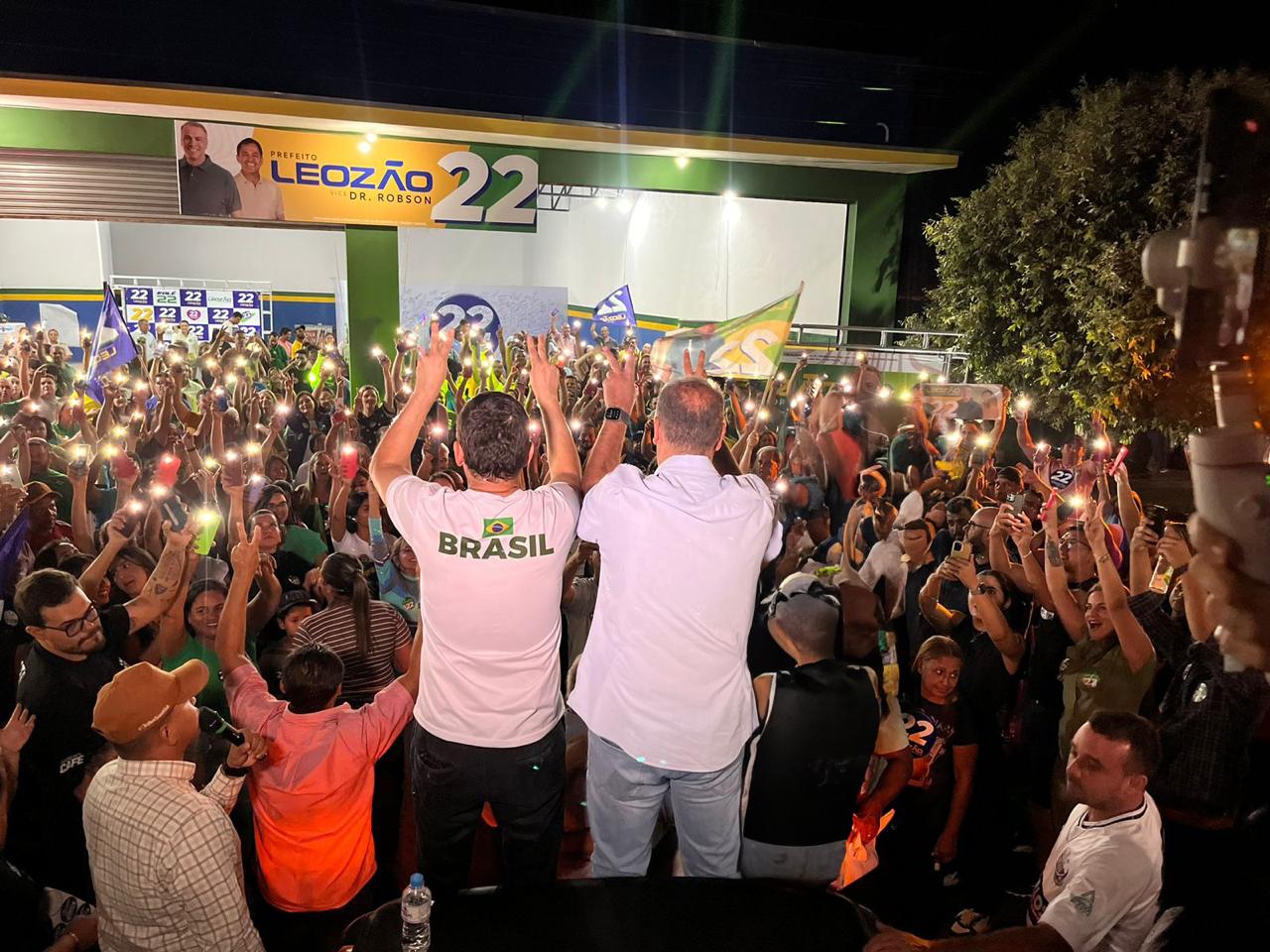 Em clima de festa e com multidão, Leozão inaugura comitê de campanha