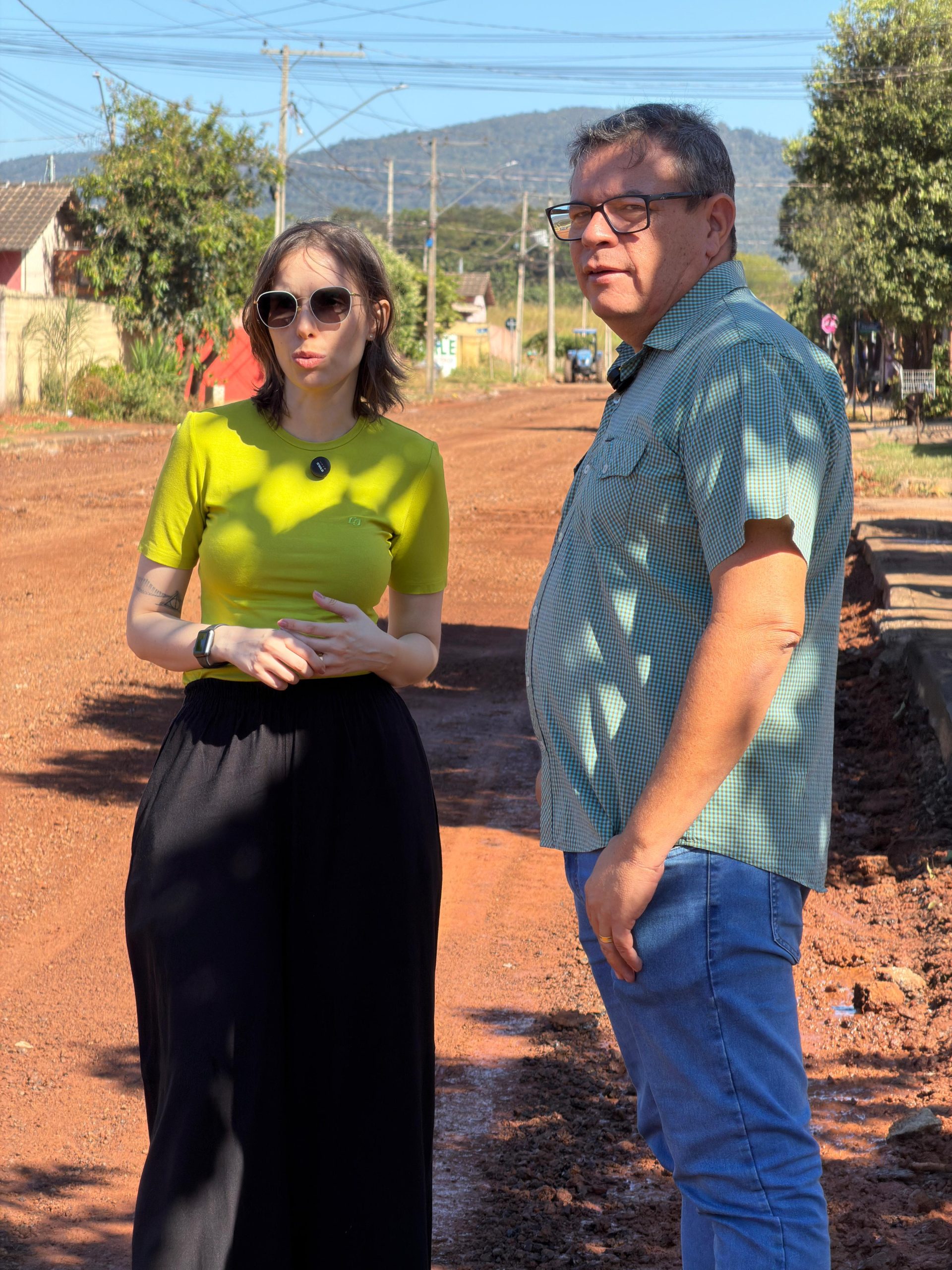 Luciana Naves acompanha reconstrução asfáltica no Residencial Ipês em Goianésia